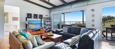 Smart TV, Netflix, DVD player