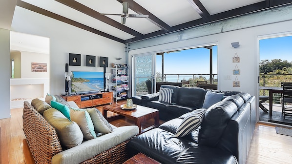 Smart TV, Netflix, DVD player - Ohana Tangalooma Beach House (Moreton Island)