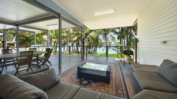 Family House, 6 Bedrooms | Balcony - Omaroo (Cowan Cowan)