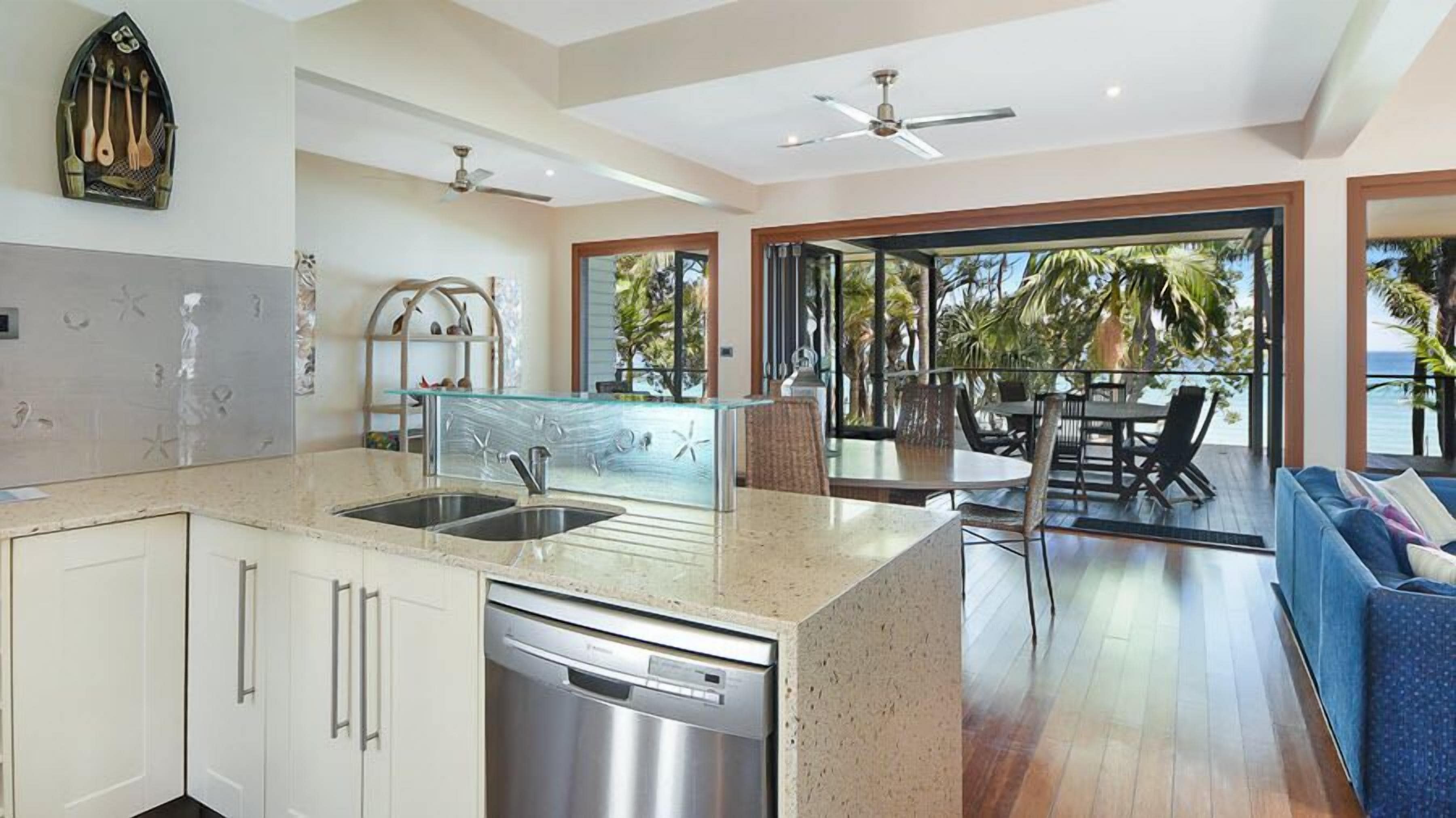 Family House, 6 Bedrooms | Private kitchen | Full-sized fridge, oven, stovetop, dishwasher