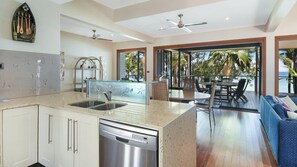 Family House, 6 Bedrooms | Private kitchen