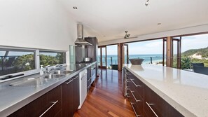 Private kitchen - Tangalooma Hilltop Haven (Moreton Island)