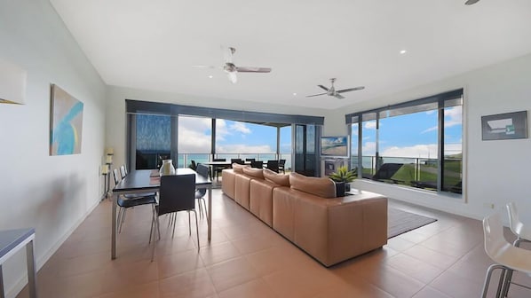 Hus - 3 sovrum | Vardagsrum | Plasma-tv och dvd-spelare