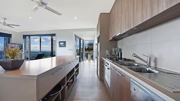 Rumah, 3 kamar tidur | Dapur pribadi | Lemari es besar, microwave, oven, dan kompor