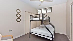 Casa, 3 habitaciones (2 Queen, 2 Tri-bunk, 1 Double Sofabed) | 3 dormitorios, tabla de planchar con plancha, ropa de cama