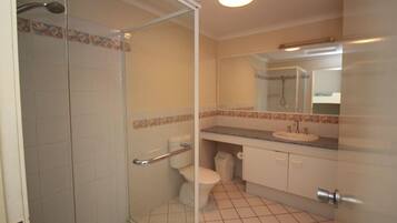 Apartment, 3 Bedrooms | Bathroom | Shower, hair dryer, towels
