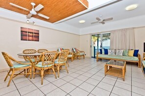 Apartamento, 3 habitaciones | Servicio de comidas en la habitación