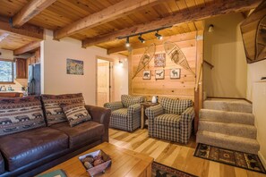 Téléviseur, lecteur de DVD, table de baby-foot, sélection de films