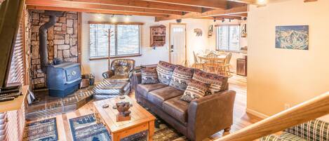 テレビ、DVD プレーヤー、テーブルサッカー台、ビデオライブラリ