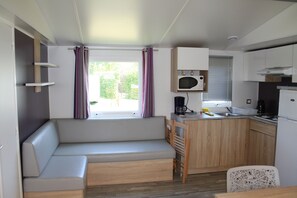 Stacaravan, 3 slaapkamers | Woonruimte | Flatscreentelevisie