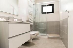 Departamento, 1 cama Queen size y sofá cama, vista a la colina | Baño | Regadera, regadera tipo lluvia, bidet, toallas