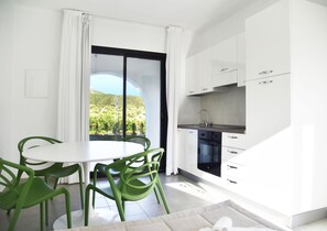 Apartamento, 1 cama Queen e sofá-cama, vista para a colina | Cozinha privada | Geladeira, fogão, cooktop, cafeteira/chaleira