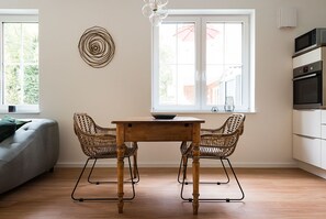 TV, DVD-spiller, bøker og stereoanlegg