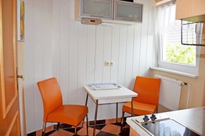 KylskÄp, mikrovÄgsugn, kaffe- och tebryggare och vattenkokare