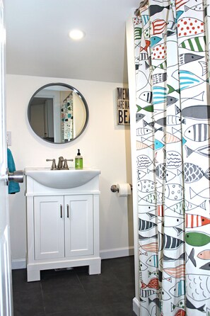 Doccia, asciugacapelli, asciugamani, sapone