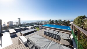 Outdoor pool, pool umbrellas, sun loungers - Penthouse on B (Cape Town)