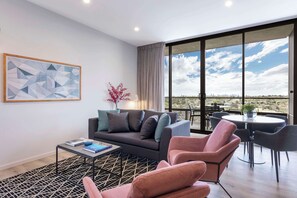 Brankas, tirai kedap cahaya, dan setrika/meja setrika