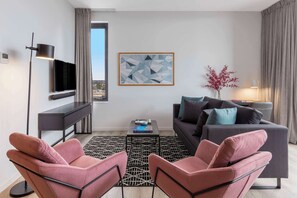 Suite Eksekutif, 2 kamar tidur (No Housekeeping) | Brankas, tirai kedap cahaya, dan setrika/meja setrika