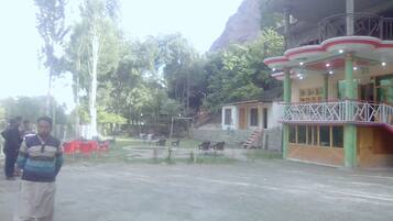 Chambre Familiale avec lits jumeaux, vue montagne | Restauration dans la chambre