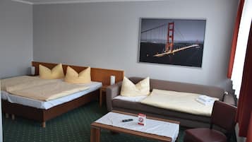 Standard Suite, Private Bathroom (Standard Familienzimmer) | 1 bedroom, down comforters, desk, soundproofing