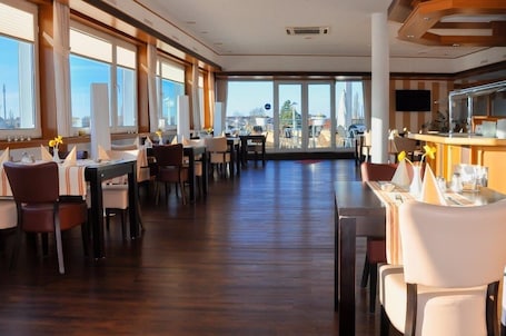 Desayuno buffet diario (EUR 9.90 por persona)