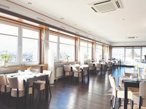 Petit déjeuner buffet (9.90 EUR par personne)