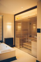 Suíte luxo, 1 cama King, sauna seca, em edifício anexo | Banheiro | Produtos de toalete biodegradáveis, secador de cabelo, roupões de banho