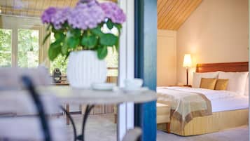 Suite junior | Escritorio, espacio para trabajar con laptop y cortinas blackout