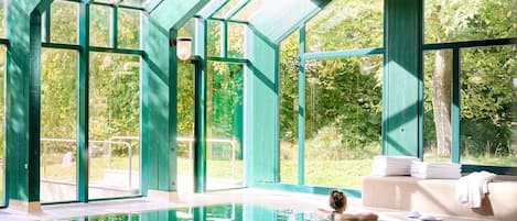 Piscine couverte, chaises longues
