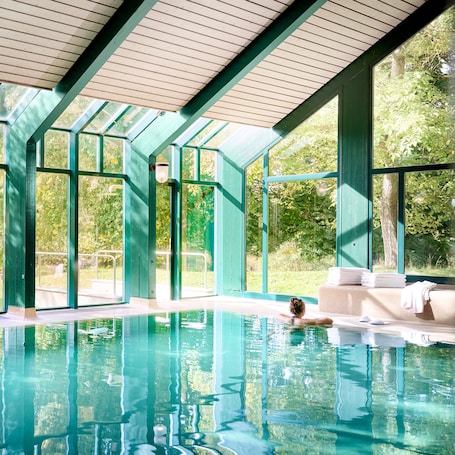 Indoor pool, pool loungers. Hotel Hohenhaus
