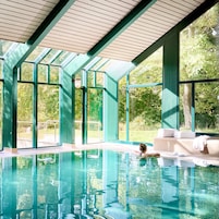 Piscina interna, espreguiçadeiras