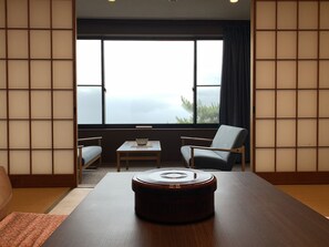 Habitación tradicional, no fumadores, vistas a la montaña (Japanese Style) | Caja fuerte, decoración individual, mobiliario individual y escritorio