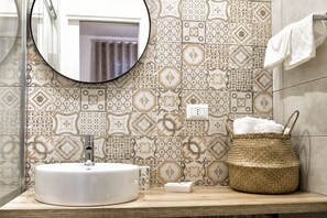 Chambre Double Standard, 1 grand lit | Lavabo de la salle de bain