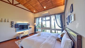 Double Room | Desk, blackout drapes, free WiFi, bed sheets
