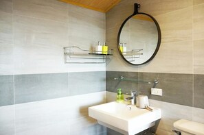 Family Room | Bathroom | Shower, free toiletries, hair dryer, slippers