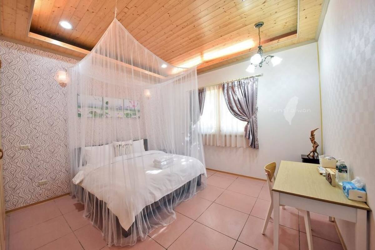 Deluxe Quadruple Room | Desk, blackout drapes, WiFi (free), bed sheets