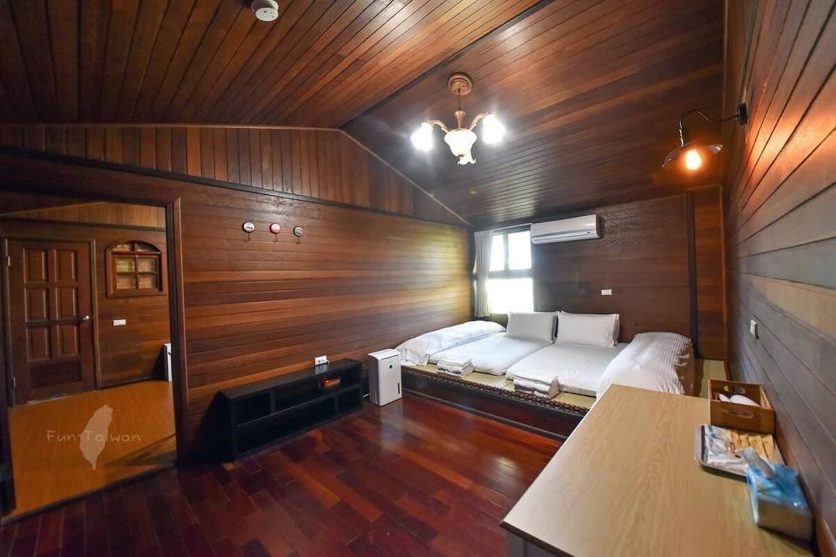 Family Room | Desk, blackout drapes, WiFi (free), bed sheets