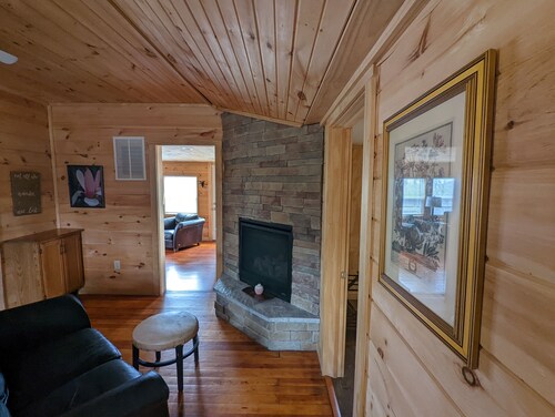 Ridgetop cabin featuring spa, sun room, fireplace and deck with panoramic views.