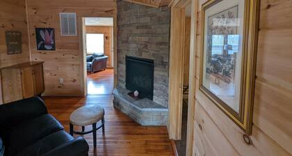 Ridgetop cabin featuring spa, sun room, fireplace and deck with panoramic views.