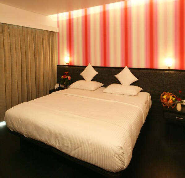 In-room safe, desk, laptop workspace, blackout curtains