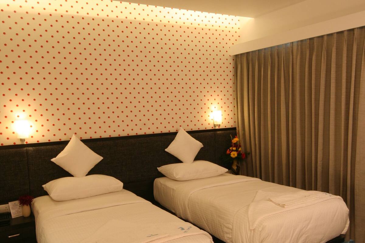 Phòng đôi hoặc 2 giường đơn Deluxe, không hút thuốc, quang cảnh thành phố | Két bảo mật tại phòng, bàn, khu vực làm việc phù hợp cho laptop