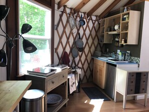 Fridge, microwave, oven, stovetop - Totally secluded Yurt surrounded by waterfalls, brooks, cliffs and forest (Ulster Park)