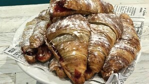 Un plato de pasteles sobre una mesa.