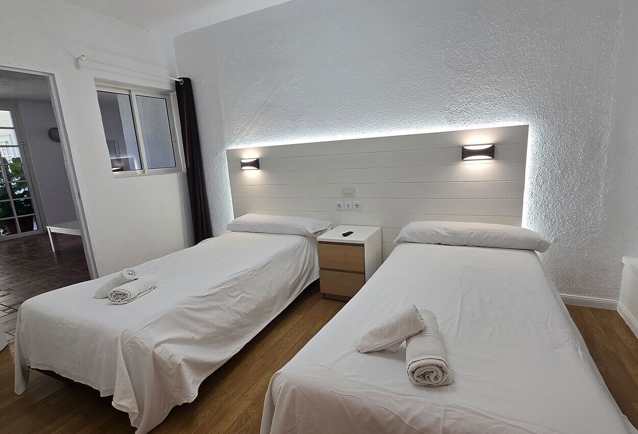 Bàn ủi/dụng cụ ủi quần áo 