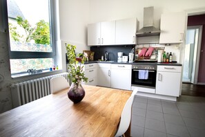 Familienapartment, Gartenblick | Eigene Küche | Großer Kühlschrank, Ofen, Herdplatte