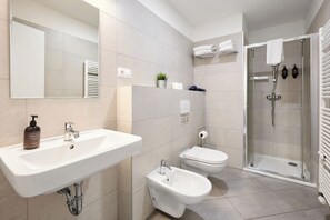 Loft Apartment | Bilik Mandi | Pancuran mandi, pengering rambut, tuala disediakan, sabun 