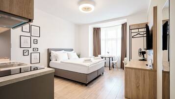 Estudio clásico | 1 dormitorio, escritorio, cortinas opacas