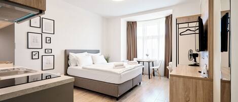 Studio Classique | 1 chambre, bureau, rideaux occultants, fer et planche à repasser