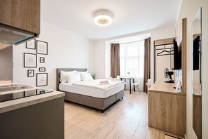 1 غرفة نوم ومكتب وستائر تعتيم ومكواة/لوح كي