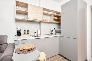 Junior Apartment | Private kitchen | Full-size fridge, microwave, stovetop, dishwasher - Honest SMICHOV (Prague)